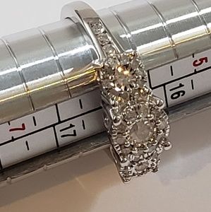 Womens engagement ring by Diamond Muse